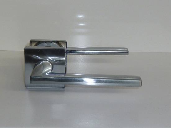 Ручка Trion на квадратной розете Mars 49 ЦАМ MCP перл.хром