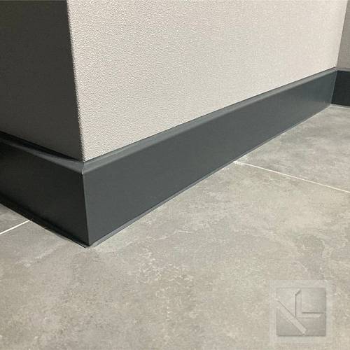 Плінтус Cubu flex 100-1209 (100*13*2500) антрацит 2,5 м