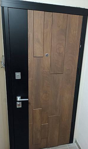 Двері вхідні Сторож Lux St Securemme Lumina чорна крокрень дуб світлий/дзеркало 850*2040мм