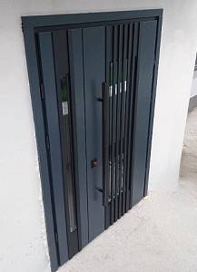 Двері вхідні Страж Proof ST Mottura PF 1.5 Regola (385) / Rio модрина вулканическая/vin серый 9058 с кашированным наличником 1220*2050